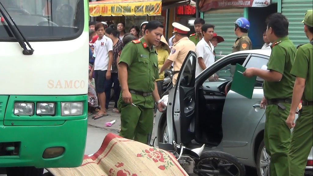 ​Vietnamese motorcyclist killed by bus after losing balance due to surprise car door
