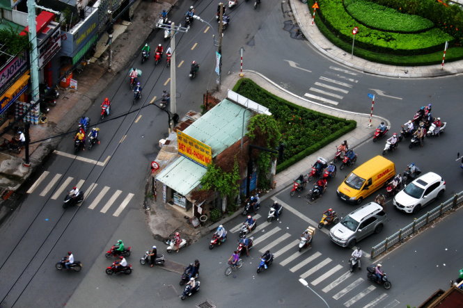 Eyesore to Saigon landmark: Houses in middle of street