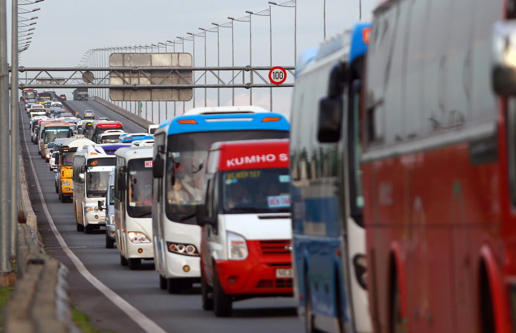 ​Serious congestion frustrates commuters on southern Vietnam expressway