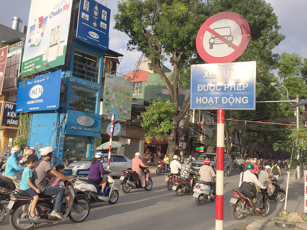 Hanoi to ban taxis on multiple streets during rush hours