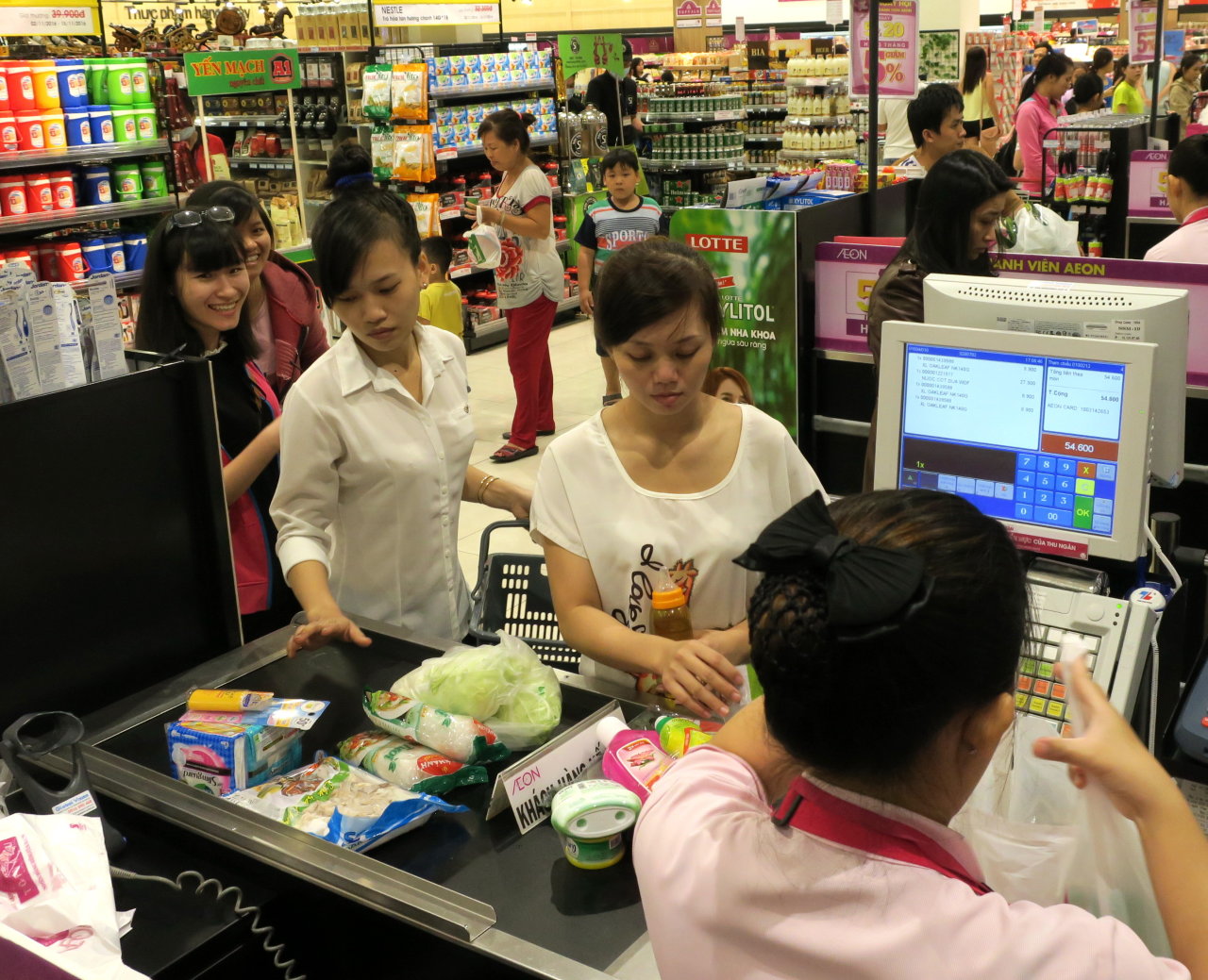 Vietnam finance ministry proposes raising VAT from 10 to 12 percent