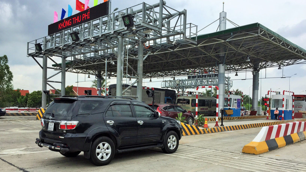 BOT tollgate in Tien Giang to lower fee amidst fierce opposition