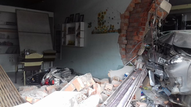 Car mounts sidewalk, knocks over residence walls in Vietnam  