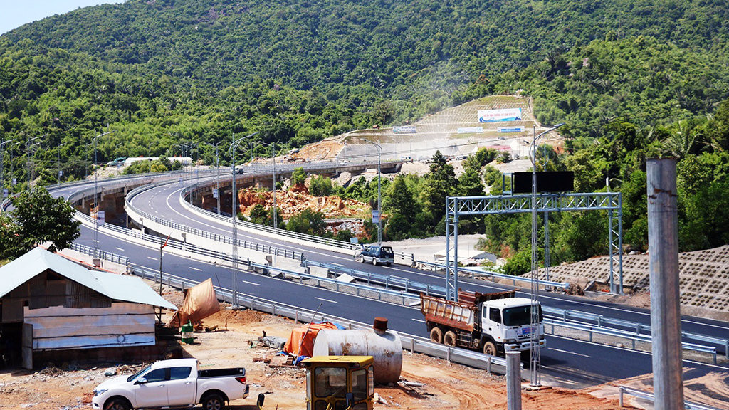 ​Mountain tunnel open to traffic in south-central Vietnam
