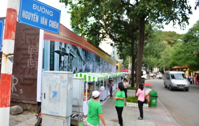 Booths in uniform design have been erected along the 30-meter Nguyen Van Chiem Street in District 1.