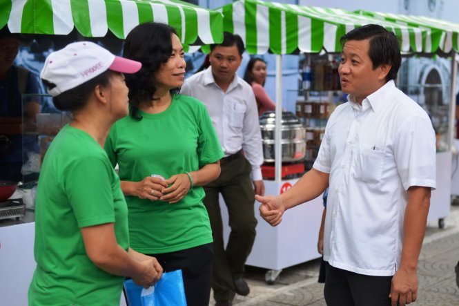 Doan Ngoc Hai, District 1 deputy chairman, talks to some vendors on the ‘food street’.