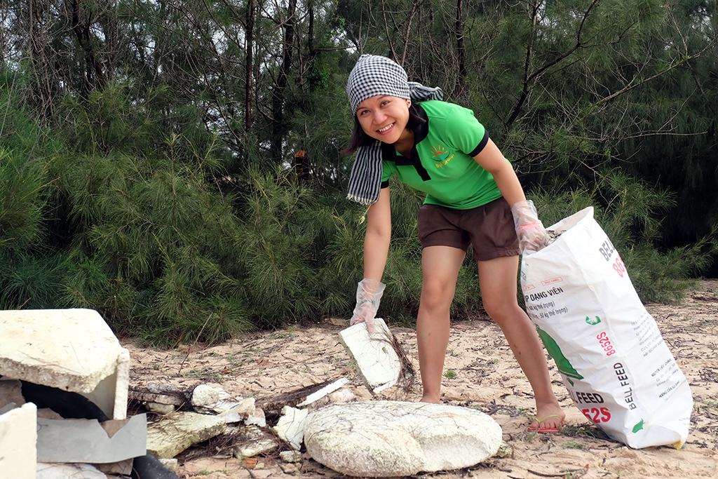 500 Vietnamese backpackers collect garbage on southern Vietnamese beach