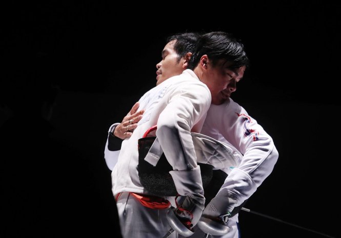 Vietnam's fencer Nguyen Tien Nhat (R) consoles his Thai rival after beating him.