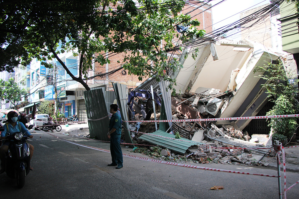 ​3-story house collapses in Ho Chi Minh City