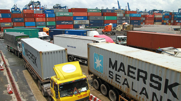 ​Customs officers nabbed for illegal import of over 200 shipping containers in Saigon