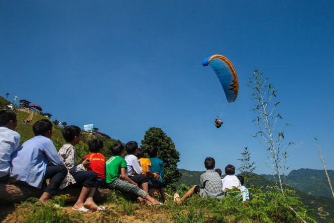 Paragliding a new drawcard at one of Vietnam’s greatest passes