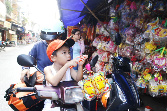 Ho Chi Minh City market bustling with Mid-Autumn Festival lanterns