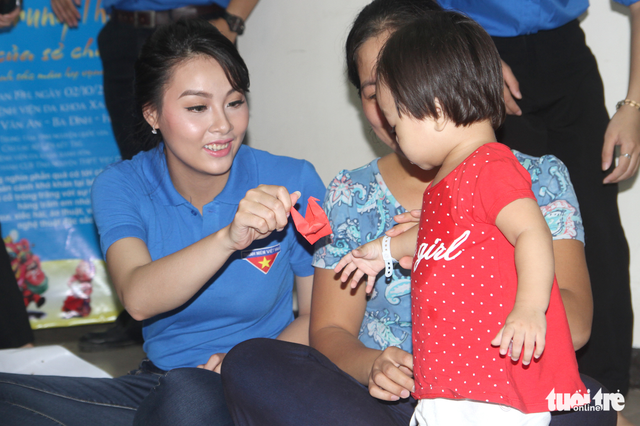 Volunteers bring Mid-Autumn Festival joys to needy kids in Vietnam cities