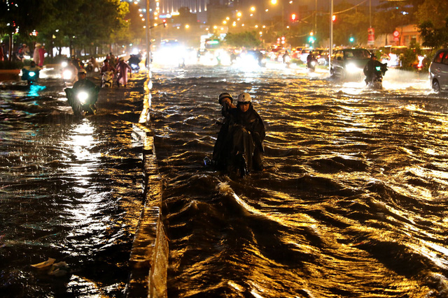 People struggle with year’s heaviest rain-caused inundation in Ho Chi Minh City