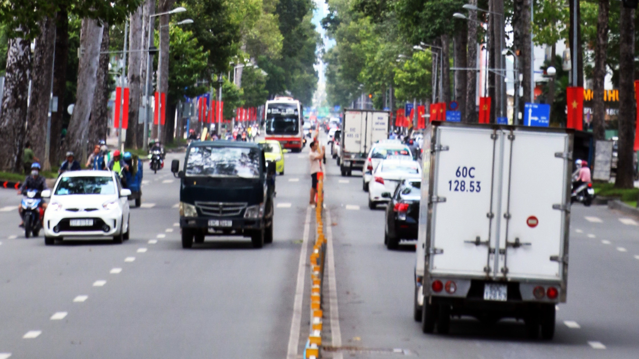 Ho Chi Minh City mulls over limitation of mini trucks in downtown areas
