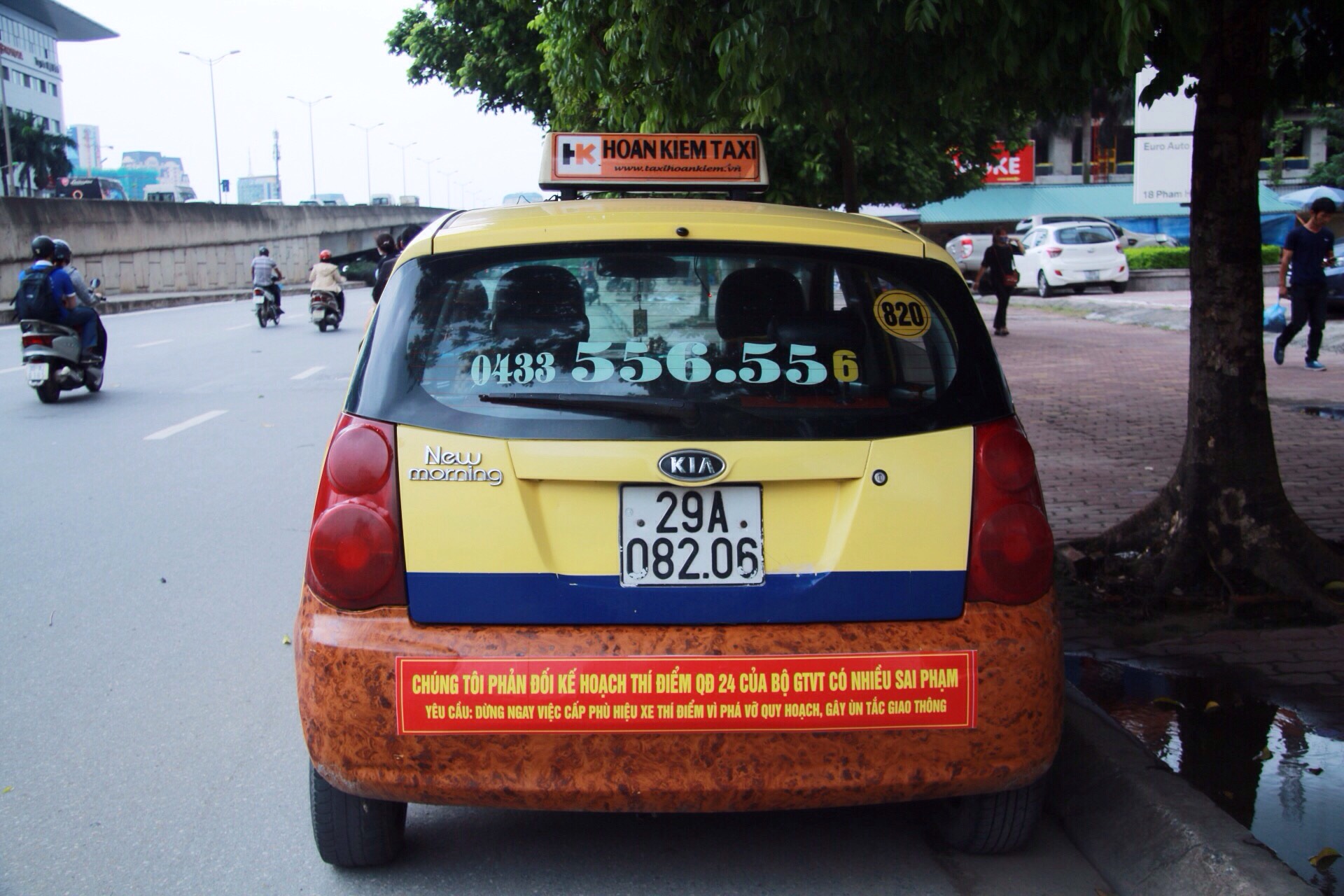 ​Hanoi taxis protest Grab, Uber with bumper stickers