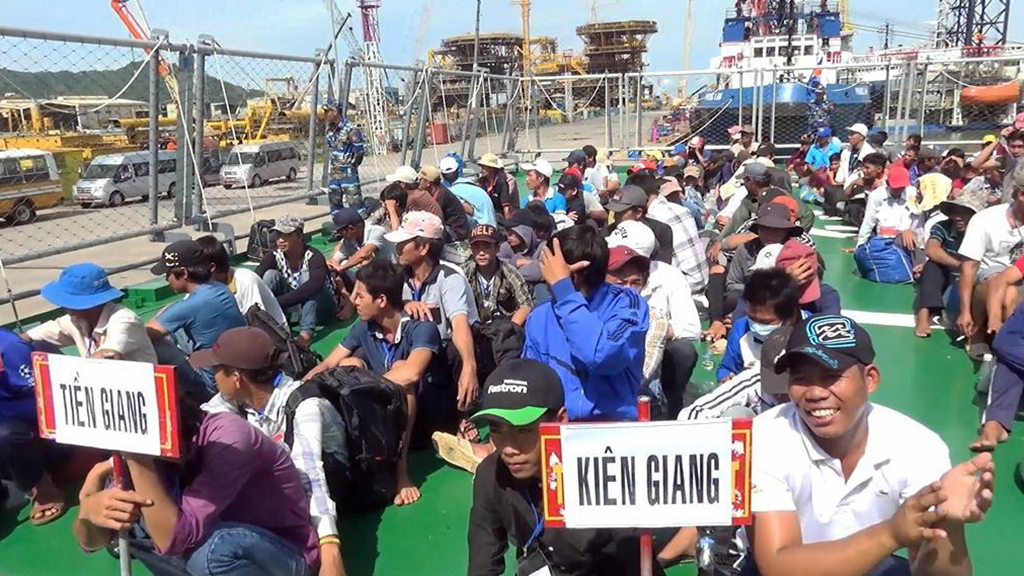 239 Vietnamese fishermen held for illegally fishing in Indonesia arrive home