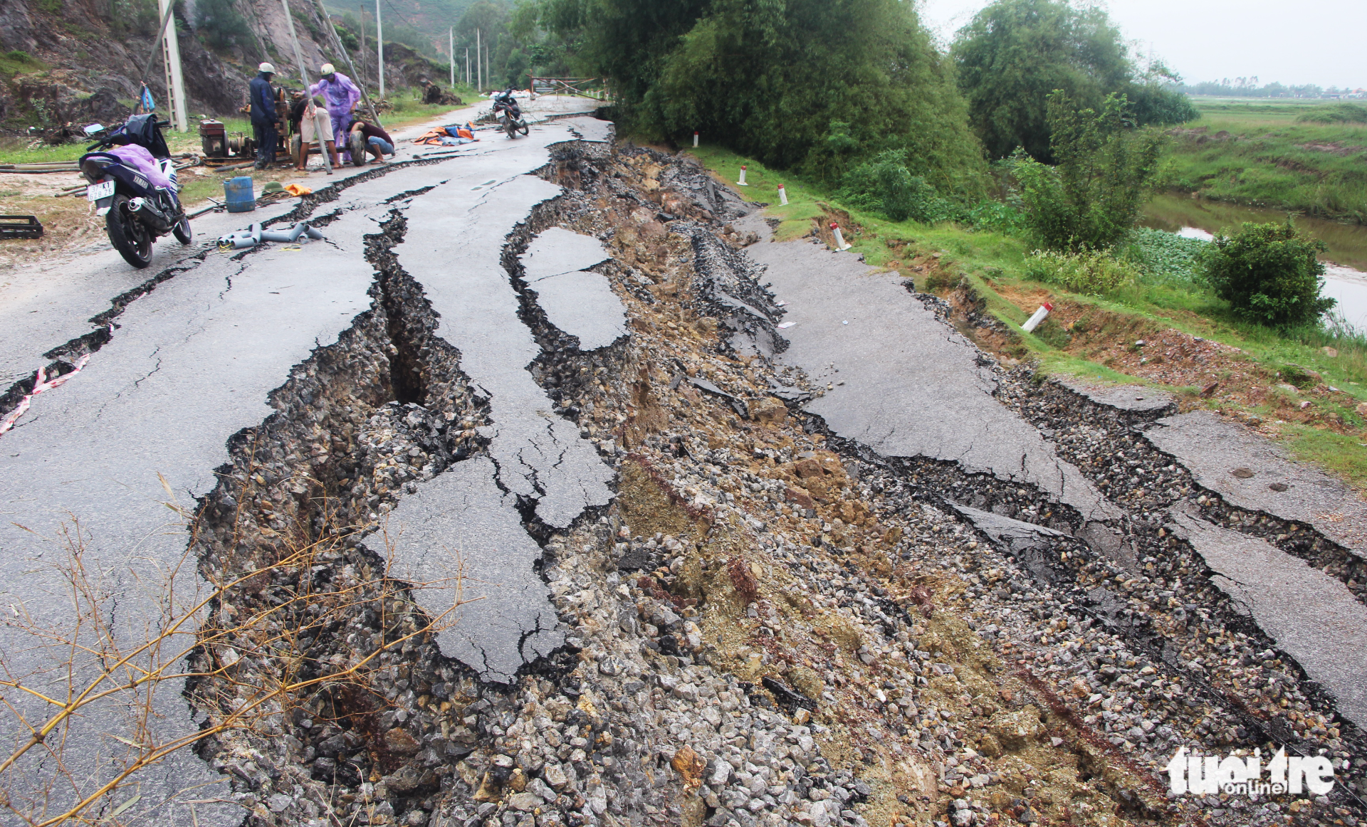 ​Section of US$3 million road ruined by subsidence in central Vietnam