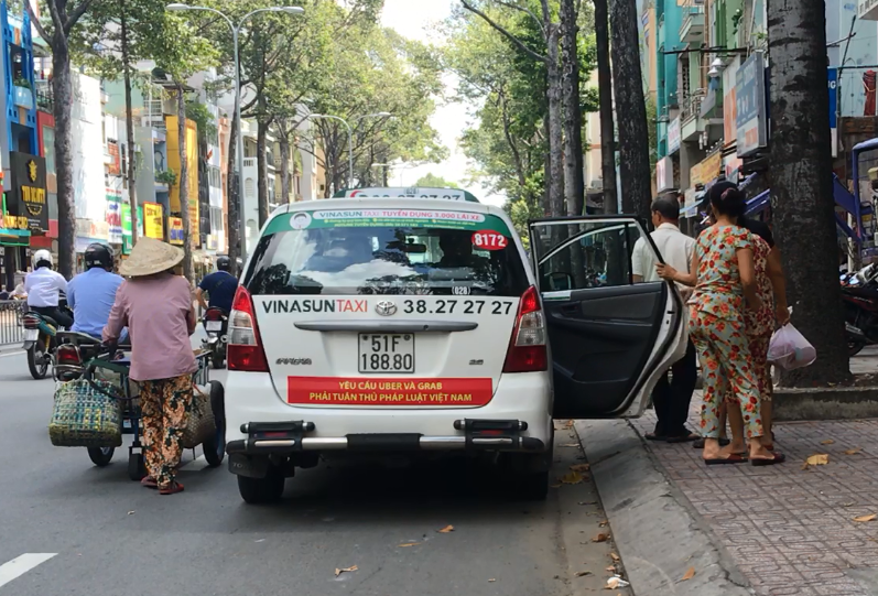 Backlash over Vinasun’s anti-Uber, Grab bumper stickers in Ho Chi Minh City