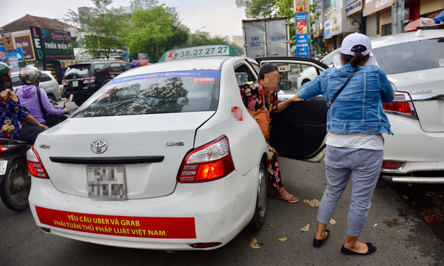 ​Vietnam’s conventional taxi services must be freed from strict controls: experts