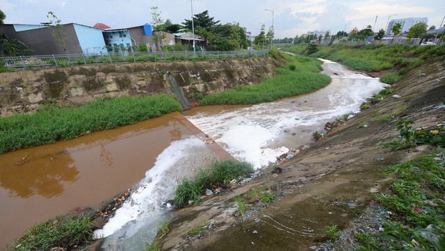 Factories secretly dump wastewater into heavily polluted Ho Chi Minh City canal