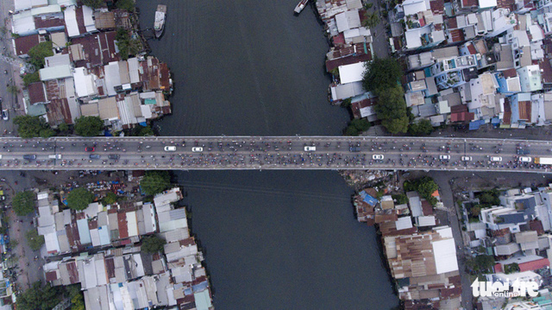Too many houses, too many cars. Captured at Chanh Hung Bridge in District 8.