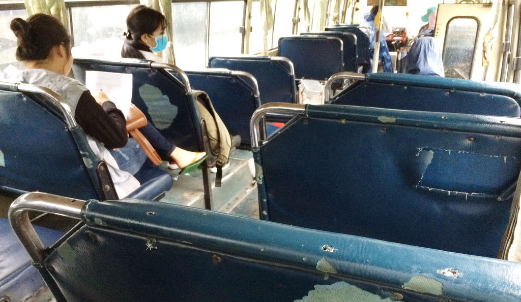 ​Dilapidated buses frustrate passengers, drivers in Ho Chi Minh City 