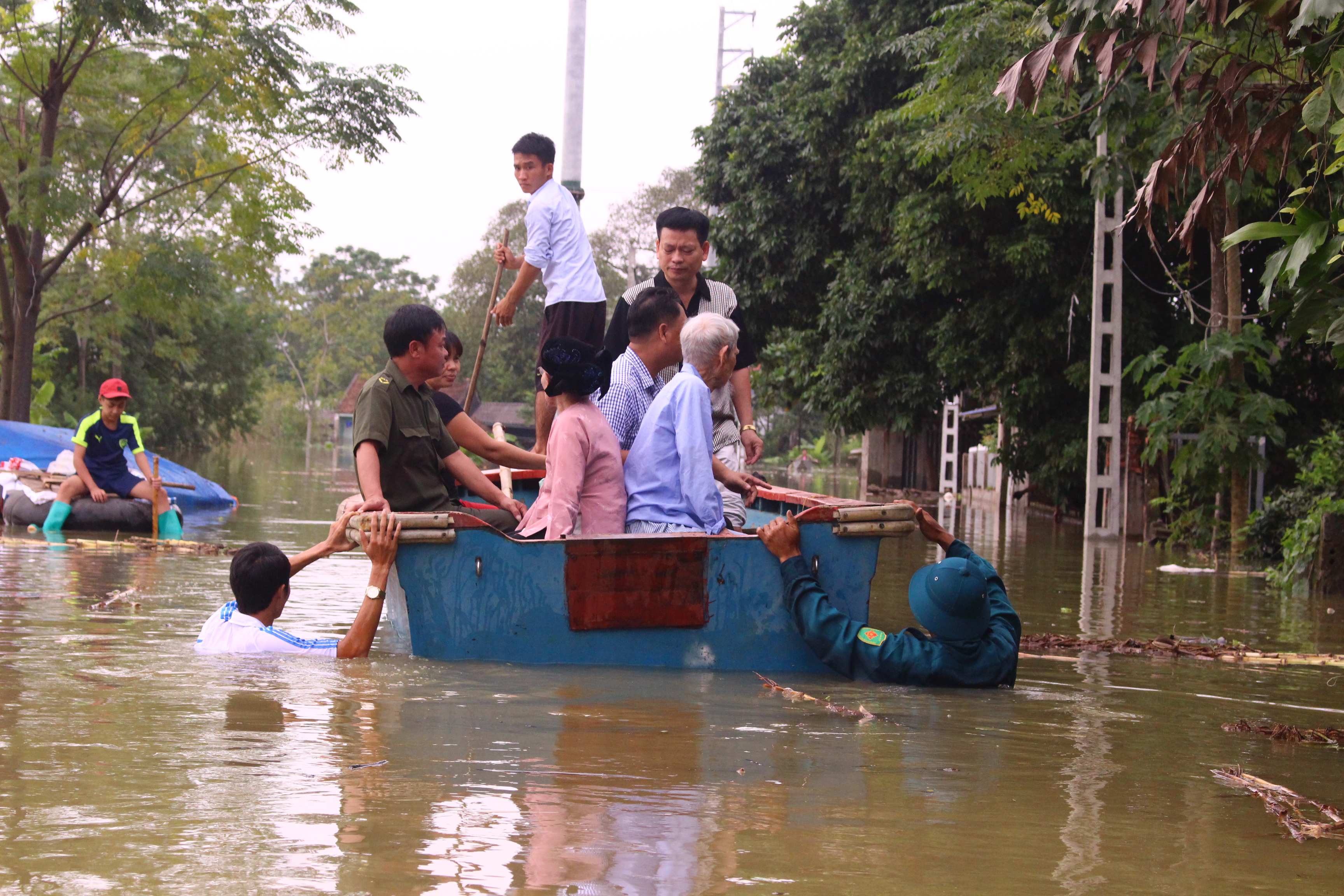Locals travel by boat, go fishing as flood hit Hanoi’s outskirts