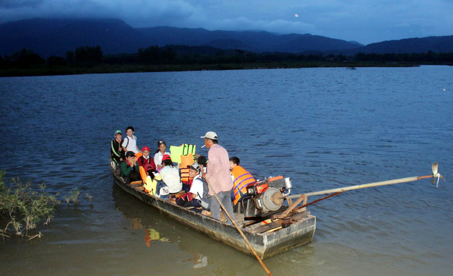 Disturbing fact: Vietnam high school students still journey to school on makeshift boat