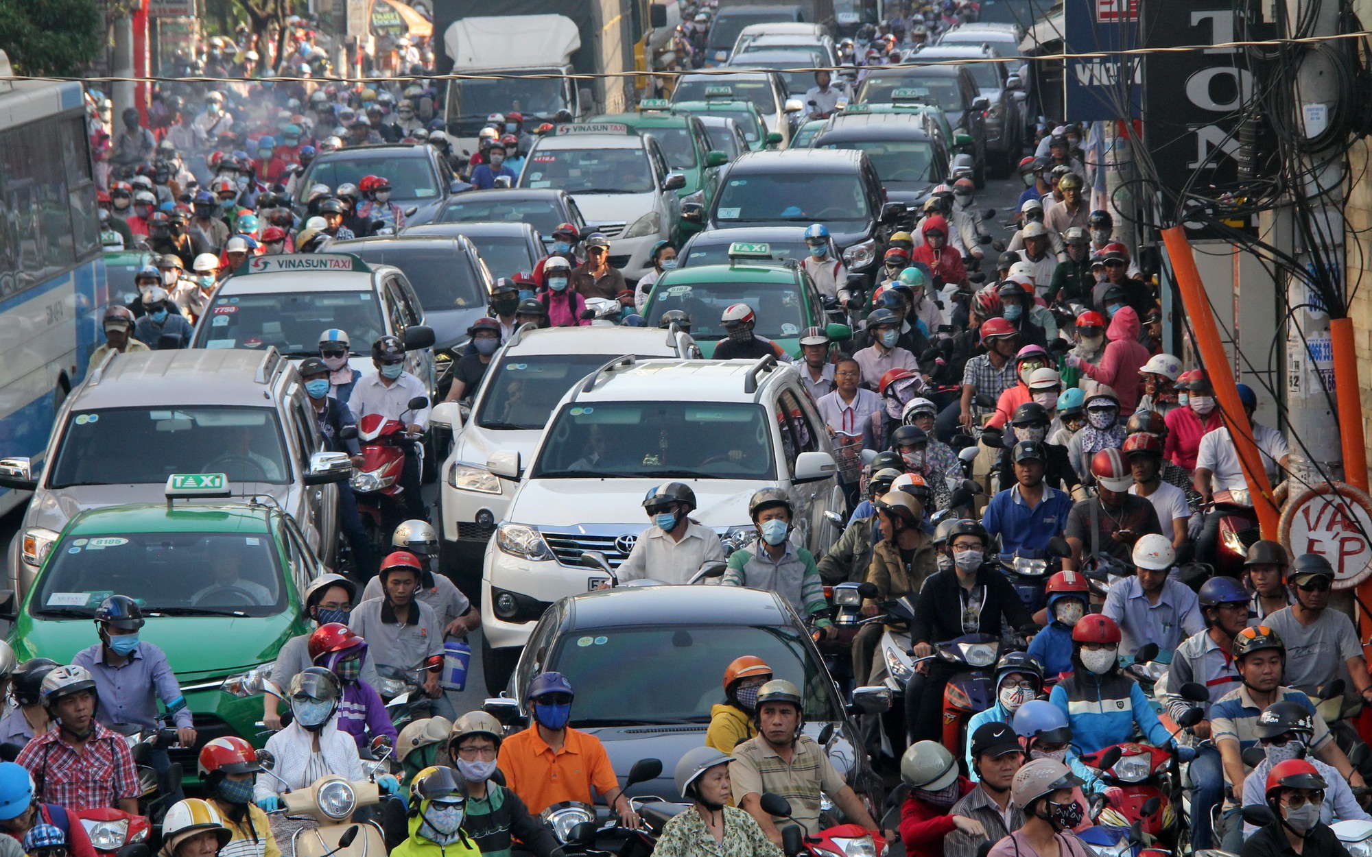 ​Ho Chi Minh City to focus on staggered hours to reduce traffic jams