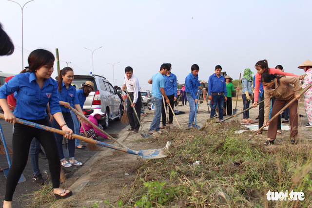 ​Nearly 3,000 join cleanup campaign to welcome APEC week in Da Nang