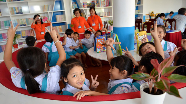 Students cheer in a colorful reading space. Photo: Tuoi Tre