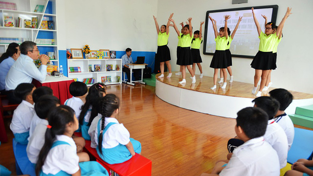 A small stage which can be used for performances or to teach extracurricular activities. Photo: Tuoi Tre