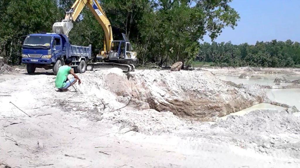 ​Illicit sand mining rampant in southern Vietnam mountain range