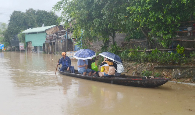 Vietnam braces for storm, flood forecast to hit APEC host city