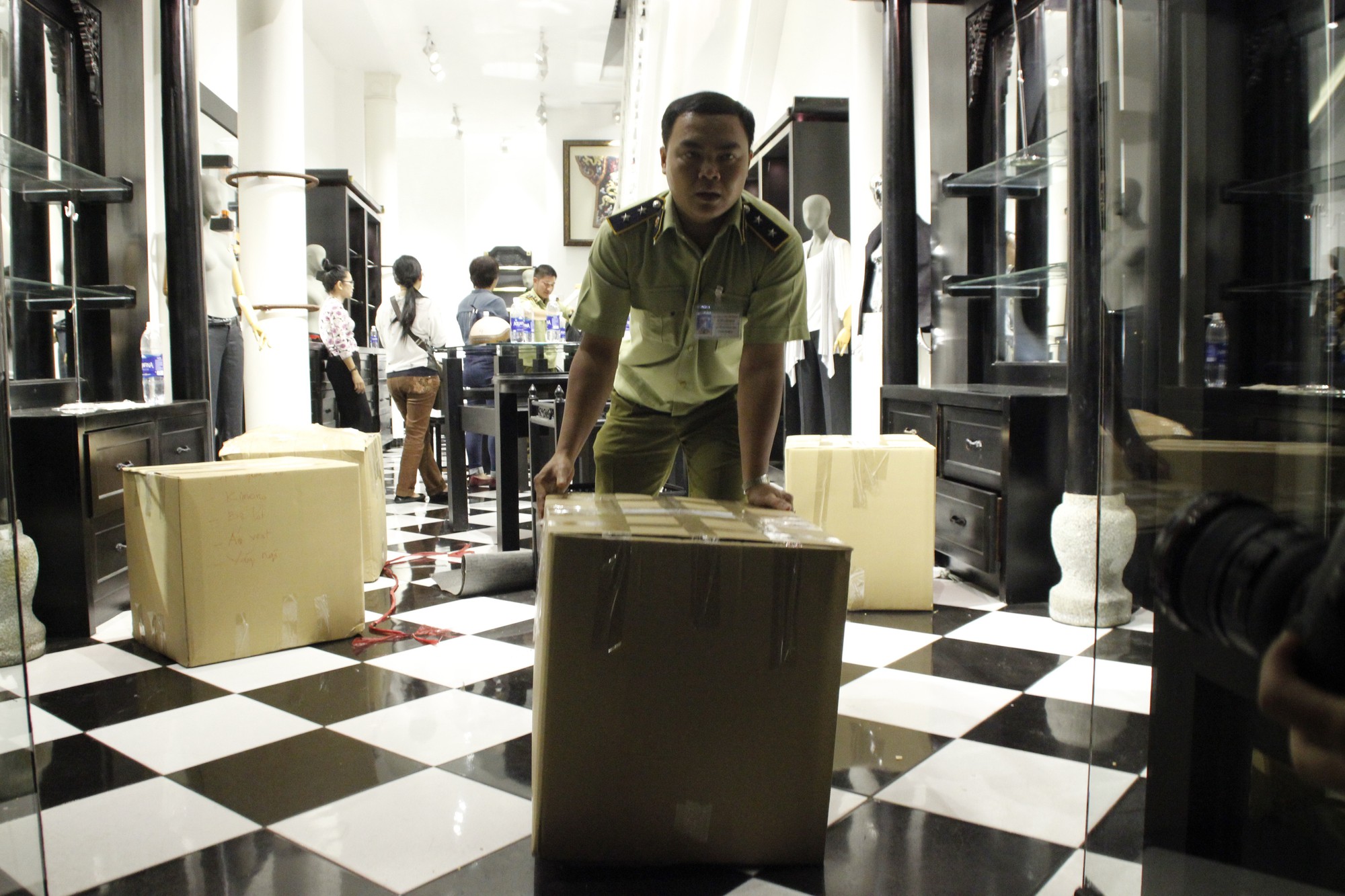​Over 1,000 Khaisilk products confiscated in Ho Chi Minh City amid mislabeling crisis