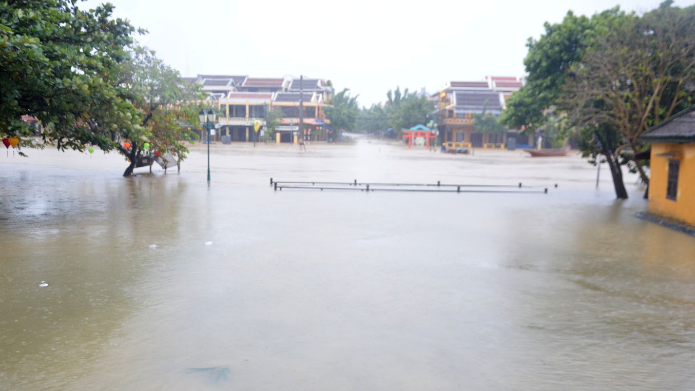 ​Serious flooding submerges Hoi An Ancient Town in central Vietnam
