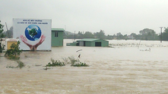 Floods overwhelm central Vietnam in aftermath of typhoon Damrey