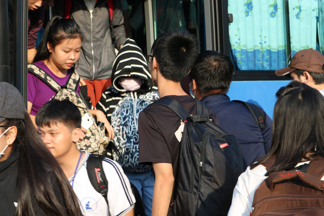 Vietnamese college students dread bus trips due to pickpocketing