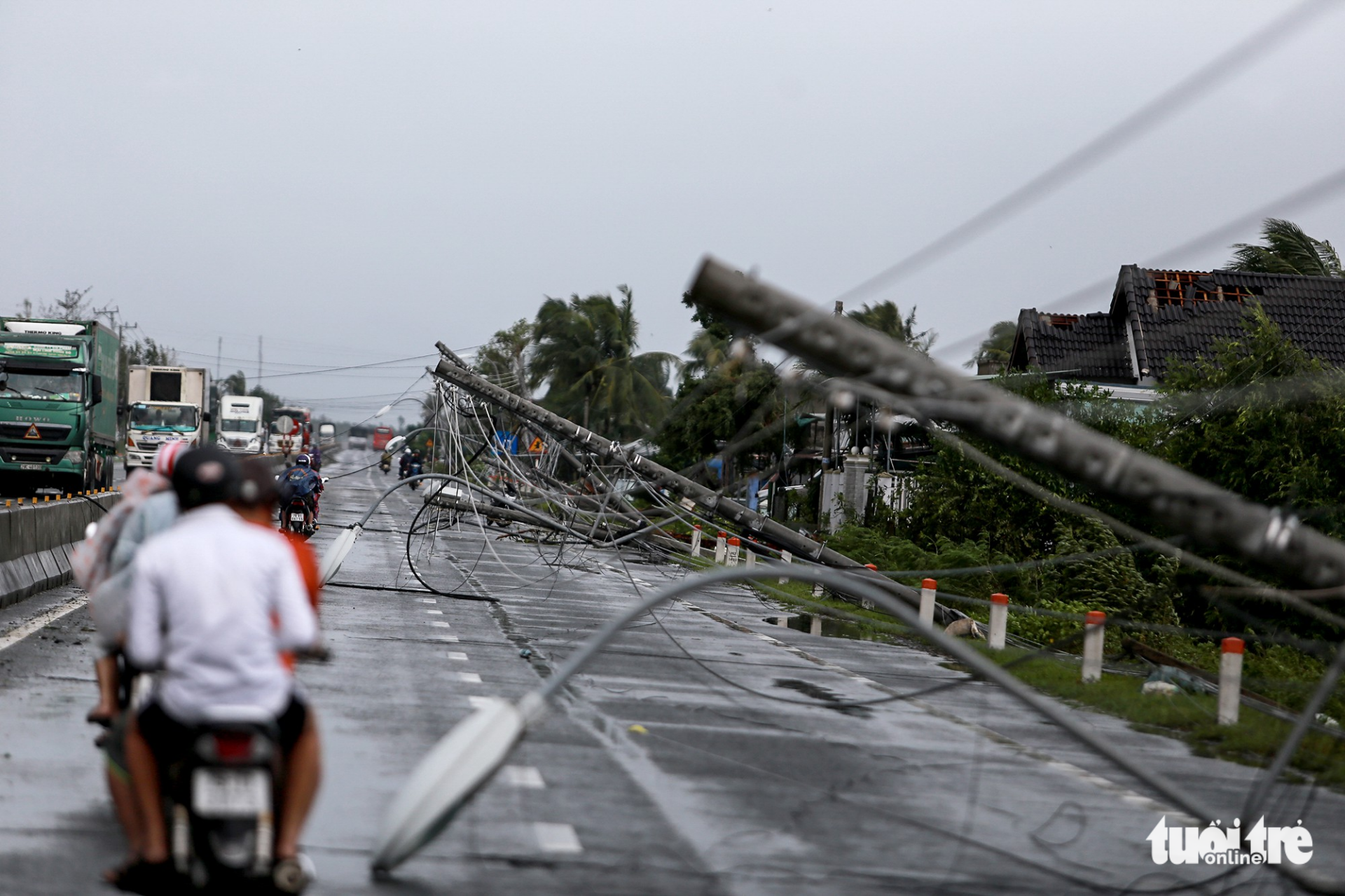 ​At least 19 dead as Typhoon Damrey sweeps into Vietnam