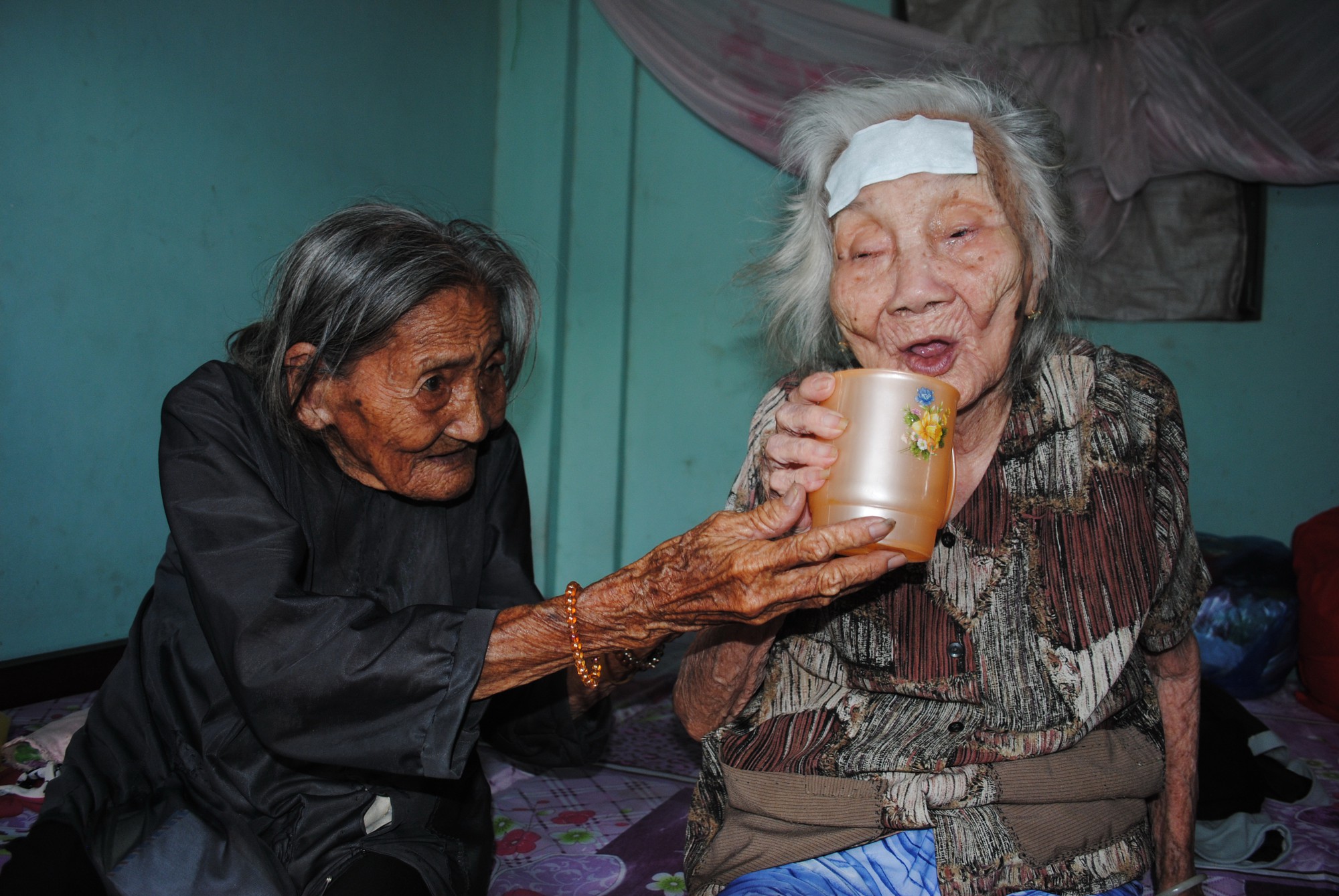 ​​Nonagenarian woman sells lottery tickets to support elder sister in Vietnam