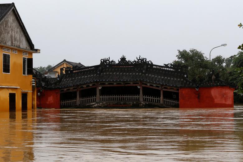 Japanese Bridge is seen along a flooded street in the UNESCO heritage ancient town of Hoi An after Typhoon Damrey hits Vietnam. Photo: Reuters