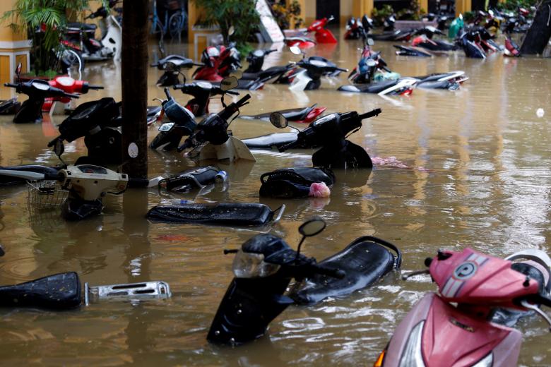 Motorbikes are seen along a flooded street in the UNESCO heritage ancient town of Hoi An after Typhoon Damrey hits Vietnam. Photo: Reuters