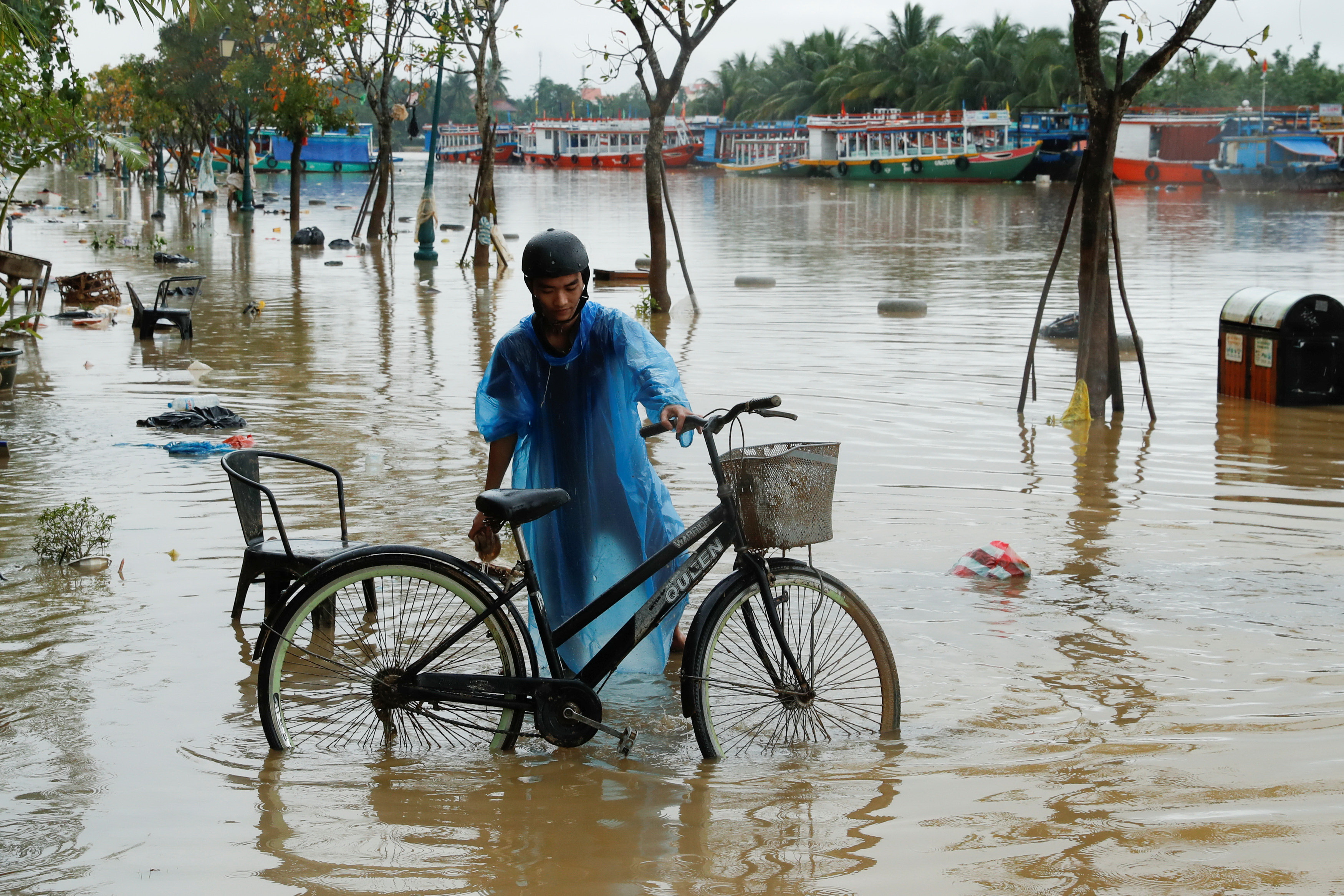 Typhoon Damrey kills 106 in Vietnam, reservoirs brimming before APEC summit