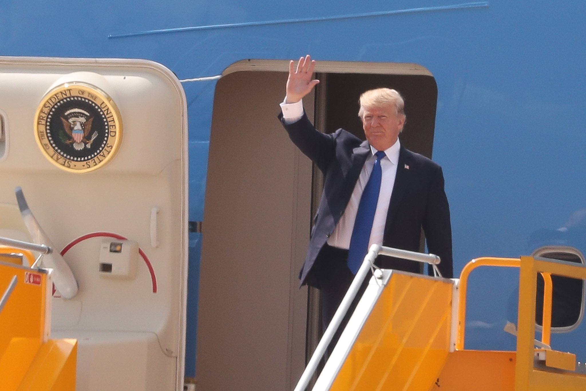 Trump touches down in Vietnam, to meet with Putin at APEC in Da Nang