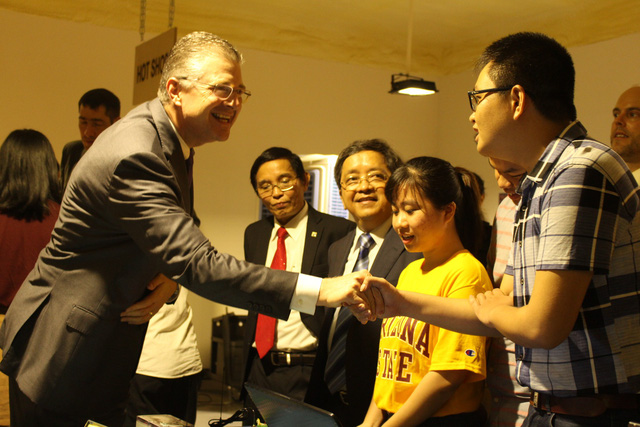 New US ambassador to Vietnam visits Da Nang University