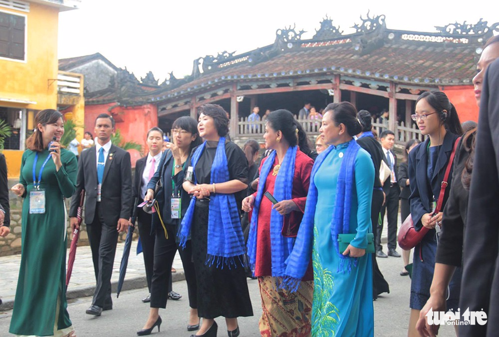 Spouses of APEC leaders tour Hoi An Ancient Town in Vietnam