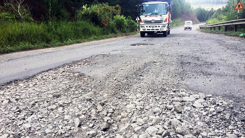 Deteriorating mountain pass in central Vietnam alarms drivers