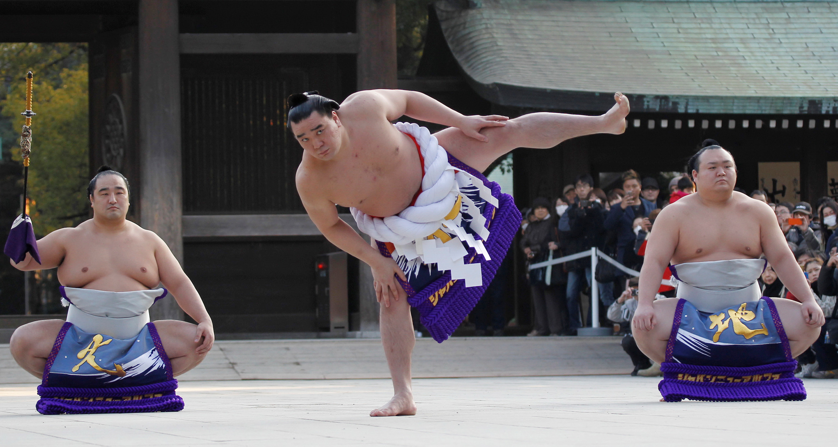 Mongolian sumo champ apologises after media reports beer bottle assault on fellow wrestler