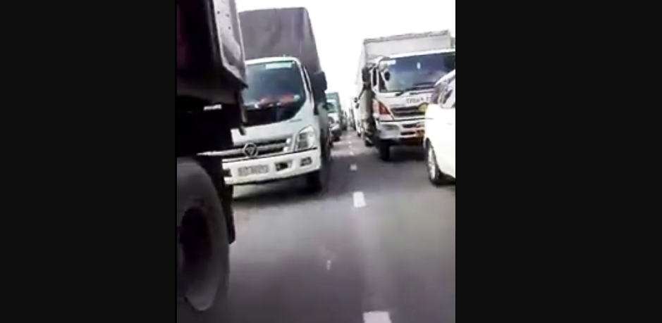 ​Viral video of tractor trailers crawling side-by-side in Saigon sparks debate